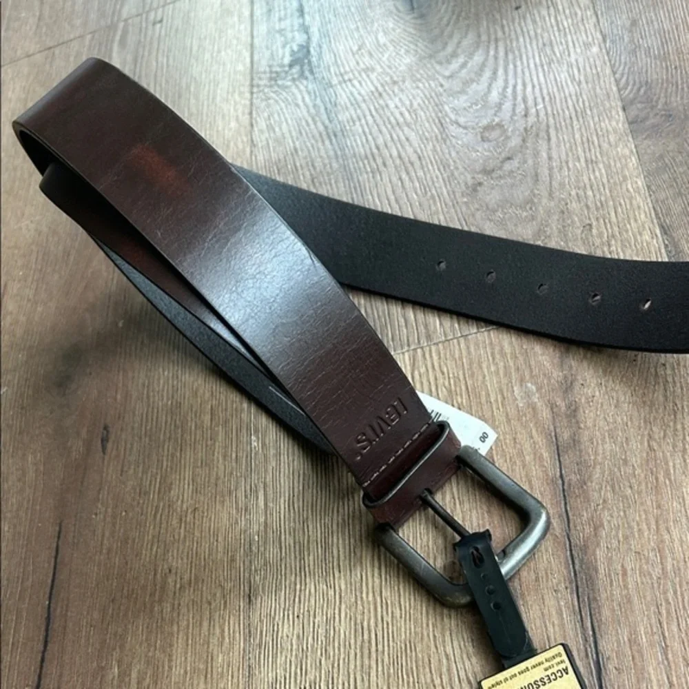 Levi's Dark Brown Leather Belt with Silver Buckle ! Size 42